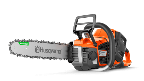 Pilarka akumulatorowa Husqvarna 540i XPG, w kolorze pomarańczowym, z metalowym łańcuchem. Ujęcie z boku, produkt stoi stabilnie. Widoczne logo Husqvarna oraz elementy sterujące. Narzędzie z nowoczesnym designem, odpowiednie do cięcia drewna.