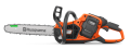 Pilarka akumulatorowa Husqvarna 540i XPG z pomarańczowym korpusem i szarym łańcuchem. Ujęcie boczne, produkt leżący. Widoczne logo Husqvarna oraz przyciski. Ergonomiczny uchwyt, metalowa prowadnica. Na jednostajnym tle, bez dodatkowych elementów.