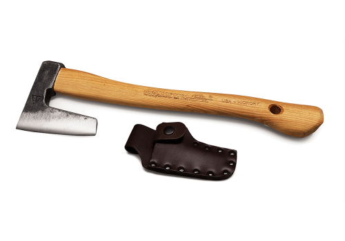 Toporek kempingowy Krumpholz o wadze 0,33 kg z drewnianym trzonkiem z hikorowego drewna, metalowy ostrze. Ujęcie frontalne, produkt leży obok skórzanego pokrowca. Wyraźnie widoczne grawerowanie na trzonku i detale konstrukcyjne.