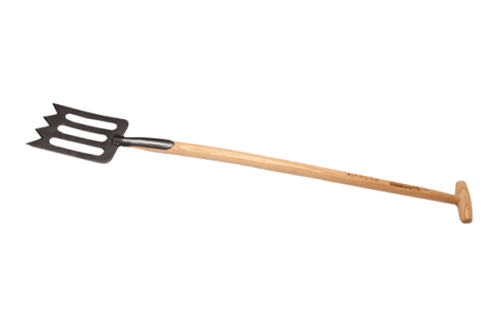 Ażurowy szpadel ogrodowy Spork Krumpholz z metalowym ostrzem o trzech ząbkach i otworach do przesiewania gleby, długi drewniany trzonek z logo producenta, na białym tle.