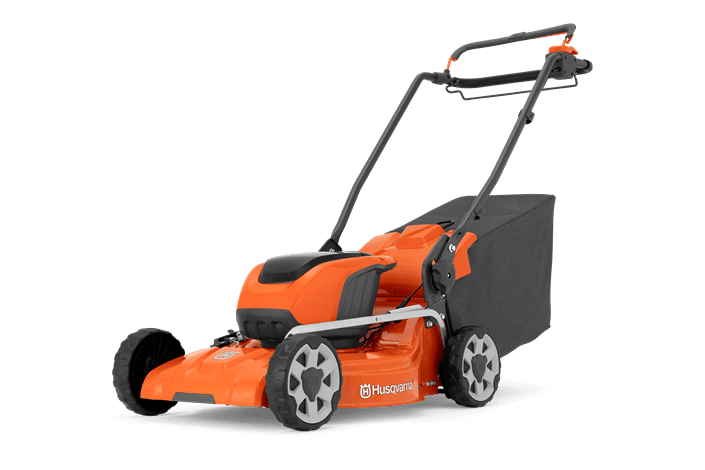 Kosiarka akumulatorowa LC251i Husqvarna w kolorze pomarańczowym z szaro-czarnymi detalami. Stojąca, widok z boku, z uchwytem oraz torbą na trawę. Wymiary: kompaktowa, idealna do ogrodów. Logo Husqvarna widoczne na korpusie.