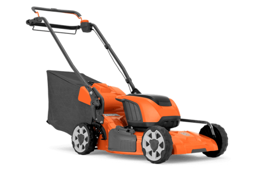 Pomarańczowa kosiarka akumulatorowa Husqvarna LC251i z czarnymi akcentami, frontalnie, z materiałowym koszem na trawę, dużymi kołami dla stabilności i ergonomicznym uchwytem do prowadzenia.