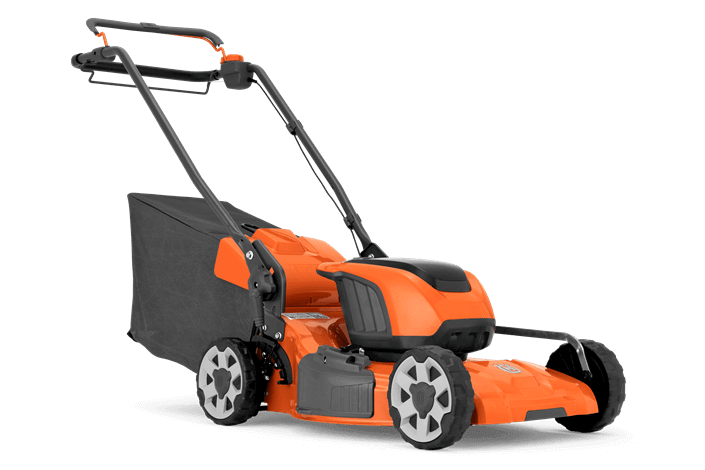 Kosiarka Husqvarna LC251iS, pomarańczowo-czarna, z koszem na trawę i dużymi kołami. Ergonomiczny uchwyt. Brak akumulatora i ładowarki.