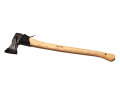 Siekiera klinowa 1,1 kg Krumpholz z drewnianym trzonkiem z hikory. Ujęcie bokiem, produkt leżący na białym tle. Metalowa głowica z wykończeniem matowym, widoczny detal skórzanego etui. Rączka gładka, ergonomiczna, w naturalnym kolorze drewna.