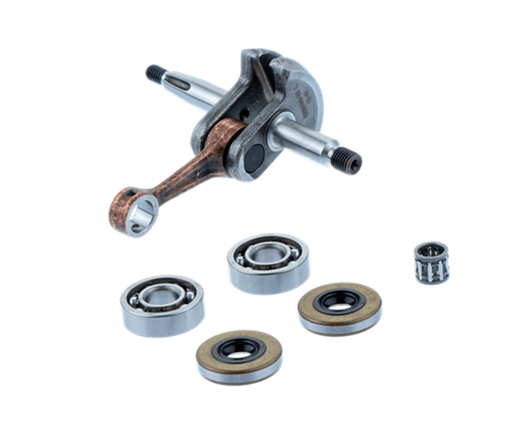 Wał korbowy nożyc 322HD60/522HD60S Husqvarna, metaliczny, z widocznym układem tłoków, umieszczony w centralnej pozycji. Obok znajdują się cztery łożyska: dwa metalowe, jedno z mosiądzu i jedno z tworzywa, na prostym tle.