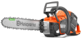 Pilarka akumulatorowa Husqvarna 542i XPG w kolorze pomarańczowym z metalową prowadnicą i łańcuchem. Ujęcie z boku, pokazujące uchwyt i panel sterujący. Tło jednolite, neutralne. Wysoka jakość wykonania, przeznaczona do cięcia drewna.
