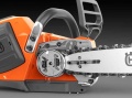 Pilarka akumulatorowa Husqvarna 542i XPG, w kolorze pomarańczowym, z widocznym łańcuchem i zębatką. Ujęcie z boku, ukazujące detal systemu napędowego oraz uchwyt. Tło ciemne, podkreślające elementy produktu.