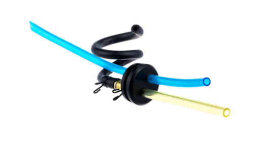 Czarny przewód nożyc 322HD60 Husqvarna ze spiralnym ułożeniem i niebiesko-żółtymi elementami, z metalowym złączem, na jednolitym tle. Do narzędzi ogrodowych.