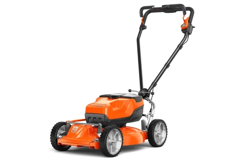 Kosiarka akumulatorowa Husqvarna LB448iV, w kolorze pomarańczowym i czarnym, widoczna z boku. Posiada dwa duże, metaliczne koła oraz regulowany uchwyt. Na obudowie znajduje się logo Husqvarna. Tło jednolite, czarne.