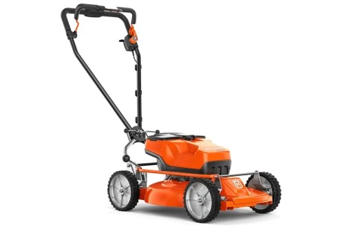 Akumulatorowa kosiarka Husqvarna LB448iV, pomarańczowa, z boku, z mocnymi kółkami, ergonomicznym uchwytem i logo na obudowie, detal przy silniku, stoi na płaskiej powierzchni, gotowa do użytku.