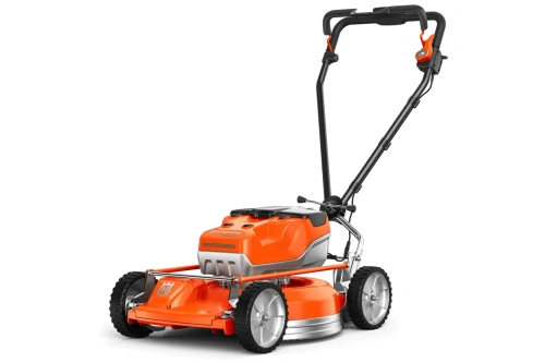 Kosiarka akumulatorowa Husqvarna LB 553iV w kolorze pomarańczowym z metalową podstawą. Ujęcie z boku, pokazujące stojącą pozycję. Z przodu widoczne solidne koła, a na górze ergonomiczny uchwyt. Wyraźnie czytelne logo marki.