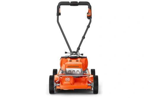 Kosiarka akumulatorowa Husqvarna LB 553iV w kolorze pomarańczowym, widok frontalny. Rączki w kształcie litery V, metalowy zbiornik na trawę z logo Husqvarna. Opony z bieżnikiem, konstrukcja stojąca. Widać przycisk uruchamiający na rączce.
