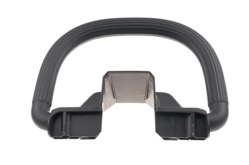 Uchwyt nożyc Husqvarna 122HD60/322HD60 w kolorze czarnym, stojący. Zbliżenie na ergonomiczny kształt uchwytu z matową powierzchnią oraz mocowaniami po bokach. Tło jednolite, co podkreśla detale produktu.