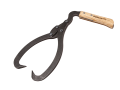 Chwytak kute Krumpholz z metalowymi końcówkami w kształcie łuku i drewnianą rączką. Produkt leży na prostym tle, zbliżony kąt ujęcia pokazuje detale konstrukcji oraz mocowania. Przeznaczony do przenoszenia ciężkich przedmiotów.
