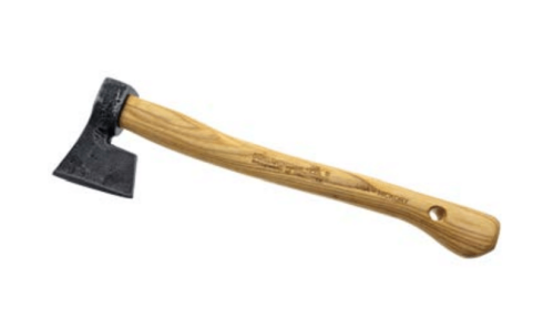 Toporek leśny 0.8 kg Krumpholz z hakiem o długości 40 cm. Ostrze ze stali, rękojeść z drewna hikora, lekko zaokrąglone, z otworem do zawieszania. Ujęcie frontalne, produkt leży na jasnym tle. Widoczny detal grawerunku na rękojeści.