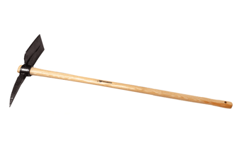 Motyka dwustronna górska/drogowa z płaskim, czarnym ostrzem i osadziem z jasnego jesionu, ujęta z boku, w pozycji leżącej. Mosiężne mocowanie łączy stylisko z głowicą. Proste tło zapewnia wyraźną widoczność detali.