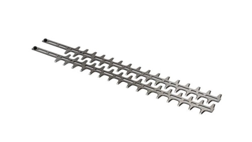 Listwa tnąca nożyc Husqvarna 322HD60/522HD60S, wykonana z metalu, w kolorze stalowym. Produkt ukazany w pozycji poziomej, zbliżenie na ostrza o falistym wzorze. Widoczne uchwyty montażowe na końcach. Białe tło dla lepszej widoczności detali.