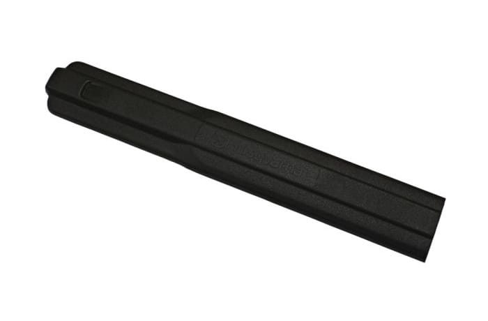 Osłona nożyc Husqvarna 322HD60/522HD60S w kolorze czarnym, prostokątna, w pozycji leżącej, z widocznym logo producenta. Materiał plastikowy, gładka faktura, przeznaczona do zabezpieczenia ostrzy nożyc przed uszkodzeniem.