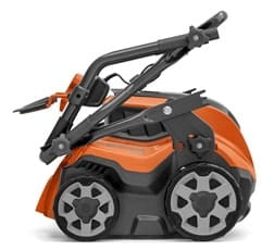 Akumulatorowy wertykulator S138i Husqvarna, pomarańczowy, kompaktowy z dużymi kołami i składanym ergonomicznym uchwytem, wykonany z tworzywa, oferujący zaawansowaną technologię użytkowania.