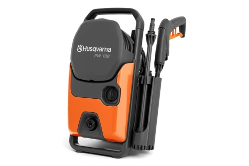 Myjka ciśnieniowa Husqvarna PW 130 w kolorze pomarańczowym i czarnym, z ergonomiczną rączką, stojąca. Widoczny logo Husqvarna oraz włącznik. W zestawie wąż i lance, kompaktowa konstrukcja ułatwiająca przechowywanie. Tło proste, białe.