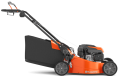 Kosiarka spalinowa Husqvarna LC 551VQ w pomarańczowo-czarnym kolorze, ustawiona pionowo. Widać silnik, szerokie koła, ergonomiczną rączkę i zbiornik na trawę. Widok boczny, neutralne tło.