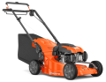 Pomarańczowa kosiarka spalinowa Husqvarna LC 551VQ z czarnymi akcentami, widok z boku, rozłożony uchwyt. Widoczny silnik, akcesorium do zbierania trawy, stalowa obudowa i duże gumowe koła zapewniające stabilność.