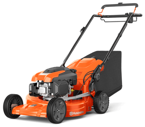Kosiarka spalinowa Husqvarna LC 551VQ w kolorze pomarańczowym, widoczna z boku. Posiada szeroką, metalową obudowę, duże, czarne koła oraz uchwyt do transportu. Z tyłu znajduje się pojemnik na trawę. Przeznaczona do efektywnego koszenia trawnika.
