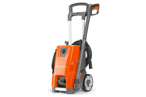 Myjka ciśnieniowa PW 345C Husqvarna w pomarańczowo-szarej obudowie, na dwóch kółkach, z wężem, uchwytem, przyciskiem i logo na froncie. Kąt frontalny, czarne tło.