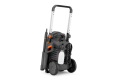 Myjka ciśnieniowa PW 370 Husqvarna w pionie, z ergonomiczną rączką, dużymi kołami, zbiornikiem na detergent i obrotowymi uchwytami na wąż i kabel. Kolor czarno-szary z pomarańczowymi akcentami, tylny widok.