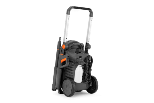 Myjka ciśnieniowa PW 370 Husqvarna w pionie, z ergonomiczną rączką, dużymi kołami, zbiornikiem na detergent i obrotowymi uchwytami na wąż i kabel. Kolor czarno-szary z pomarańczowymi akcentami, tylny widok.