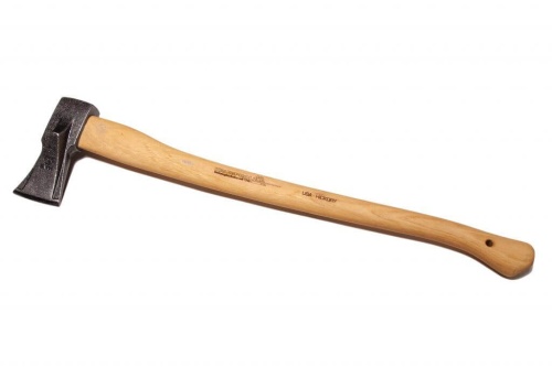 Siekiera klinowa 1,1 kg z rękojeścią z hikorowego drewna, stalowa głowica w matowym wykończeniu, leżąca na białym tle. Widoczne oznaczenia produkcyjne na trzonku. Klasyczny kształt, zaprojektowana do rozłupywania drewna.