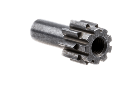 Wałek zębaty nożyc 323HD60/325HD60 Husqvarna, metalowy, o szarym kolorze. Ujęcie z boku, pokazujące ząbkowaną końcówkę oraz gwint. Produkt leży na tle jednolitym, wyraźnie widoczny bez dodatkowych akcesoriów.