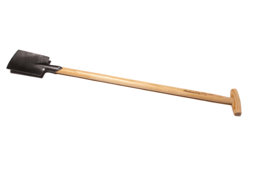 Szpadelek ogrodowy kuty Krumpholz z drewnianym styliskiem o długości 60 cm. Ujęcie z boku ukazuje metalową głowicę, która jest czarna i prostokątna. Stylisko jest jasne, gładkie, z rękojeścią w kształcie litery T. Tło jednolite, białe.