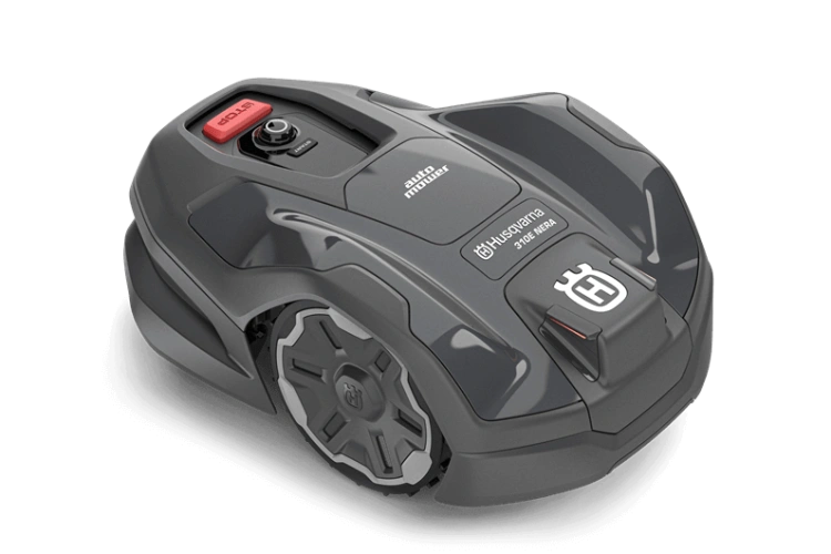 Robot koszący Husqvarna Automower® 310E NERA, szary z czerwonym przyciskiem STOP, boczny widok z aerodynamicznym kształtem i kółkami z głębokim bieżnikiem, widoczne logo i przycisk uruchamiania, na równym tle.