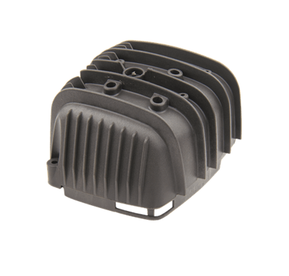 Osłona cieplna nożyc Husqvarna 323HD60/325HD60, w kolorze czarnym, wykonana z tworzywa sztucznego. Kształt prostokątny z wyprofilowaną powierzchnią, widocznymi otworami montażowymi i żebrowaniami. Ujęcie z boku, produkt leżący.