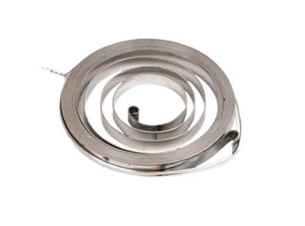 Srebrna stalowa sprężyna rozrusznika do nożyc Husqvarna 323HD60/325HD60, spiralna, widoczna z boku, częściowo zwinięta, gładka, bez napisów na jednolitym tle.