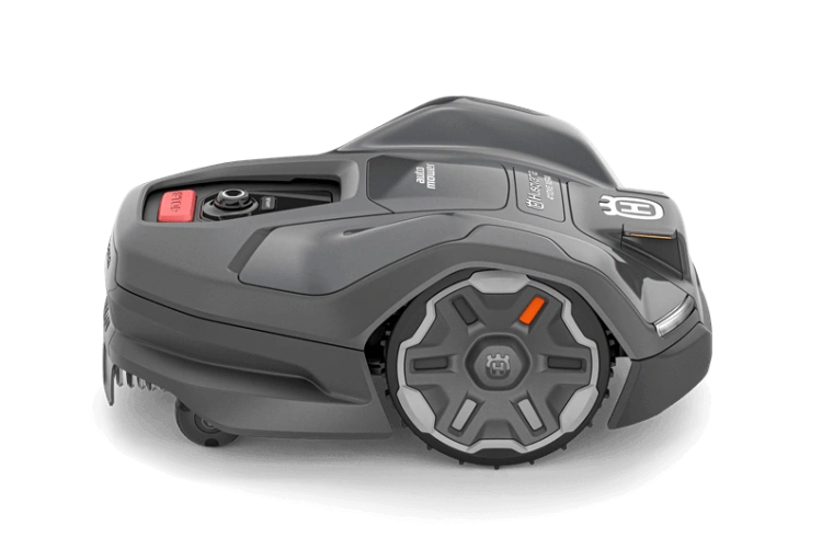 Robot koszący Husqvarna Automower® 410XE NERA w kolorze ciemnoszarym, z ergonomicznym kształtem i widocznymi detalami, jak przyciski sterujące i logo producenta. Ujęcie z boku, produkt leżący. Z widocznym systemem kółek i miejscem na ładowanie.