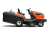 Traktor TC 220T Husqvarna w kolorze pomarańczowym i czarnym, widoczny z boku, z zainstalowanym koszem na trawę. Siedzenie z wysokim oparciem, kierownica z kontrolkami. Opony terenowe, solidna konstrukcja, przystosowany do pracy w ogrodzie.