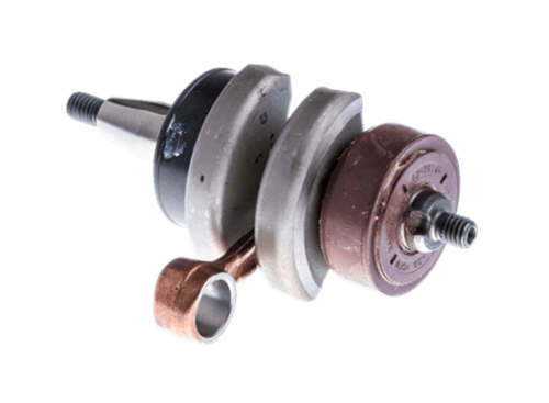 Wał korbowy nożyc Husqvarna 323HD60/325HD60 w widoku z boku. Produkt metalowy w kolorze szarym, brązowym i czarnym, z wyraźnymi gwintami przy końcach. Wyróżnia się zaokrąglonym kształtem ruchomych elementów. Prosty, na przezroczystym tle.