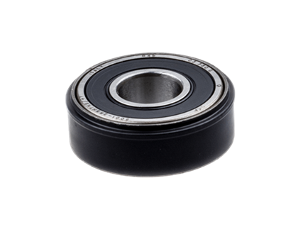 Łożysko wału korbowego nożyc 323HD60/325HD60 Husqvarna, okrągłe, z metalowym rdzeniem i czarną obudową. Ujęcie z przodu, produkt leży na jednolitym tle. Widoczne napisy wokół otworu centralnego, oznaczające specyfikację.