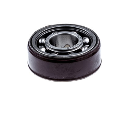 Łożysko wału korbowego nożyc 323HD60/325HD75 Husqvarna w detalach. Czarne, metalowe z kulkami, okrągłe, z nazwą i oznaczeniami na wewnętrznej stronie. Widok z boku, na jednolitym tle, eksponuje gładką powierzchnię oraz precyzyjne wykończenie.