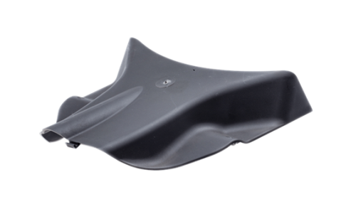 Czarna osłona cieplna Husqvarna 323HD60/325HD75 z tworzywa, z otworem montażowym i zaokrąglonym kształtem, chroniąca nożyce przed wysoką temperaturą, widoczna z boku na jednolitym tle.