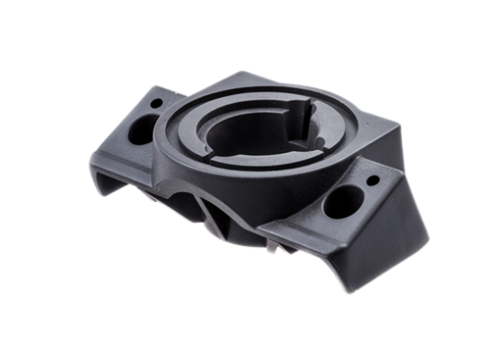 Wspornik nożyc Husqvarna 123HD60/323HD60 w kolorze czarnym, wykonany z tworzywa sztucznego. Ujęcie z boku, produkt leży na jednolitym tle. Detal z widocznymi otworami montażowymi oraz wypustką do mocowania. Bez widocznych napisów czy logo.