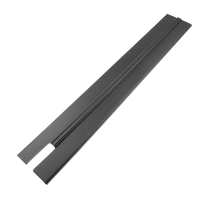 Czarna osłona nożyc 325HD60/326HD60 Husqvarna, długa i prostokątna z matową powierzchnią oraz otworami montażowymi, chroni nożyce podczas przechowywania i transportu.