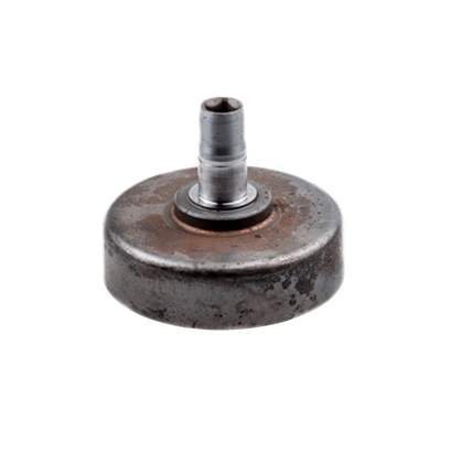 Bęben sprzęgła nożycowego Husqvarna 323HE3/325HE4, okrągły metalowy element o szarej powierzchni. Z widocznym cylindrycznym trzpieniem pośrodku. Ujęcie frontalne, produkt leży na prostym tle. Widoczne ślady zużycia na powierzchni.