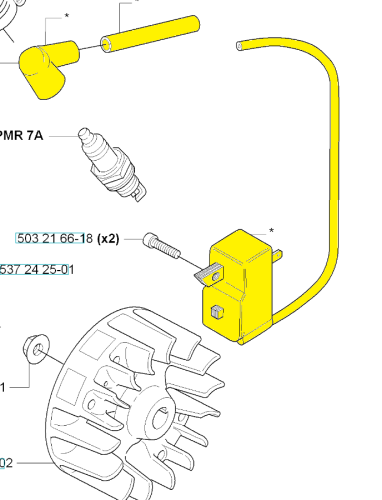Moduł zapłonowy do nożyc Husqvarna 323HE3/325HE4, żółta obudowa, prostokątna, mosiężne złącza, przewód, miejsce na świecę zapłonową PMR 7A, osłona wentylacyjna, jasne tło.