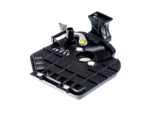 Obsada filtra powietrza do nożyc Husqvarna 324HDA55 i podkaszarek 324L, czarna, z tworzywa sztucznego, z widocznym otworem na mocowanie i dwoma punktami montażowymi. Ujęcie z boku, eksponujące szczegóły konstrukcyjne oraz przeznaczenie produktowe.