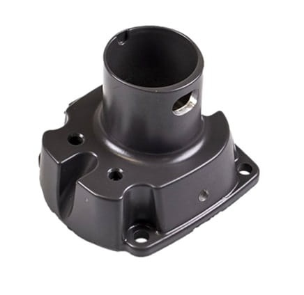 Osłona sprzęgła nożyc 324HDA55 podkaszarki 324L Husqvarna w kolorze czarnym, wykonana z tworzywa sztucznego. Złoty otwór oraz widoczne mocowania. Produkt umieszczony frontalnie na prostym tle, ukazując szczegóły kształtu i tekstury.