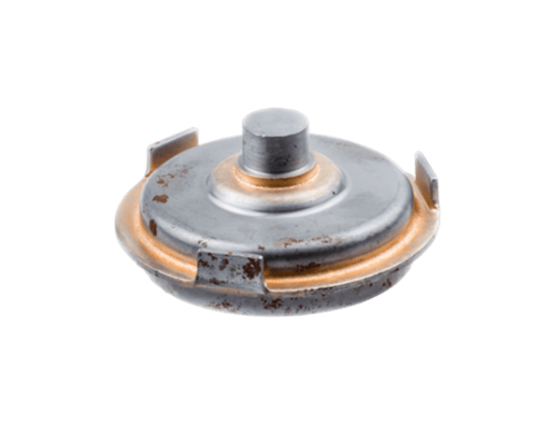 Bęben sprzęgła nożyc Husqvarna 324HDA55/325HE3 w kolorze metalicznym, okrągły z centralnym elementem mocującym. Widoczna rdza na brzegu. Ujęcie z góry, prezentujące detale krawędzi oraz kształt produktu. Brak dodatkowych napisów lub logo.