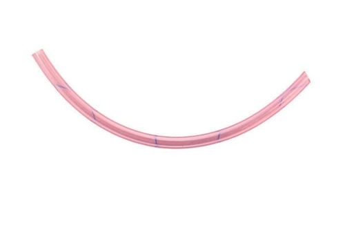 Przewód zwrotny paliwa w kolorze różowym, wykonany z elastycznego materiału, lekko zakrzywiony w kształcie łuku, o widocznych niebieskich oznaczeniach na powierzchni. Produkt leży na jasnym tle, ukazując jego długość i strukturę.
